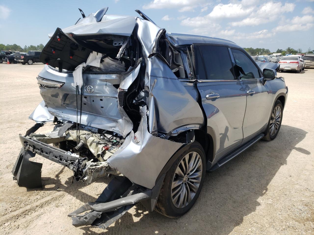 Photo 4 from auction – 2022 TOYOTA HIGHLANDER with VIN 5TDFZRBH2NS185860