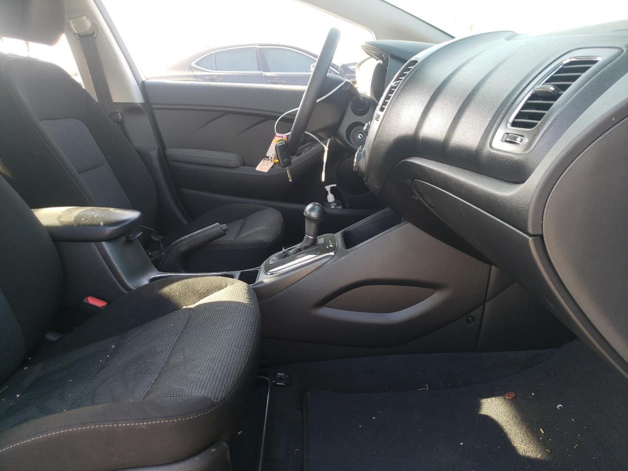 Photo 5 from auction – 2017 KIA FORTE LX with VIN 3KPFK4A73HE110356