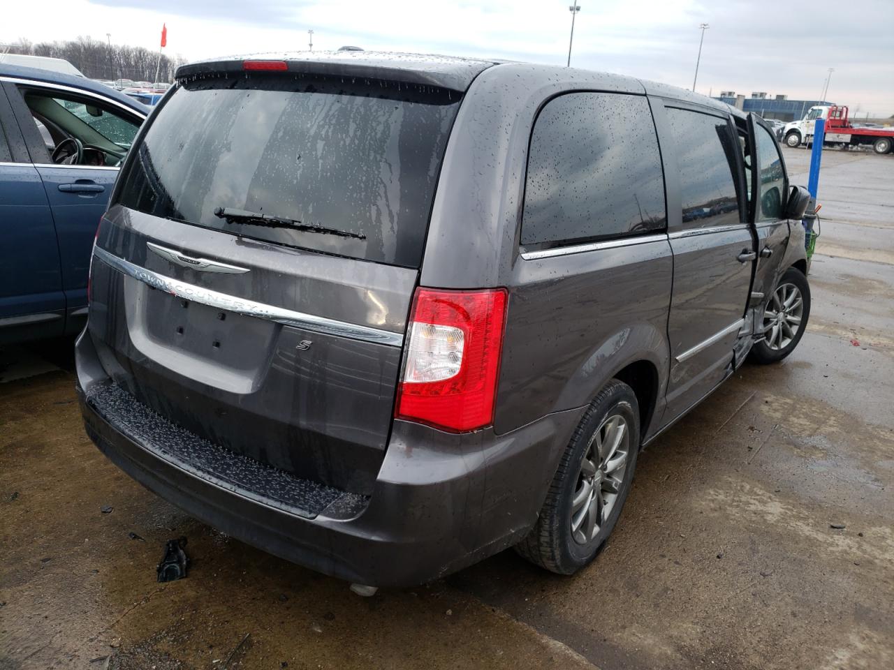 Photo 4 from auction – 2015 CHRYSLER TOWN & COU with VIN 2C4RC1HG2FR731422