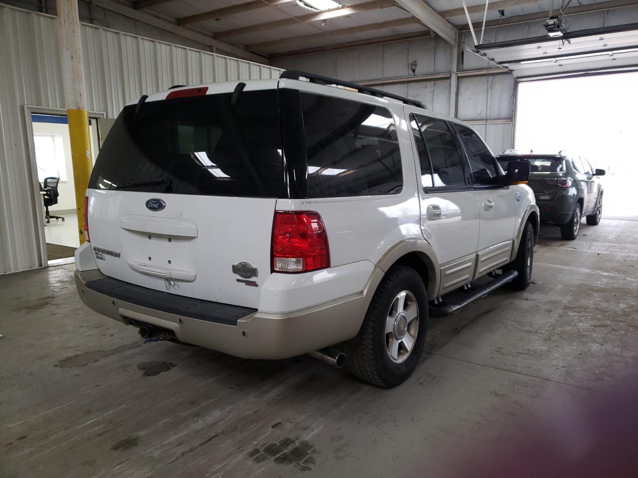 Photo 4 from auction – 2006 FORD EXPEDITION with VIN 1FMFU18516LA03111