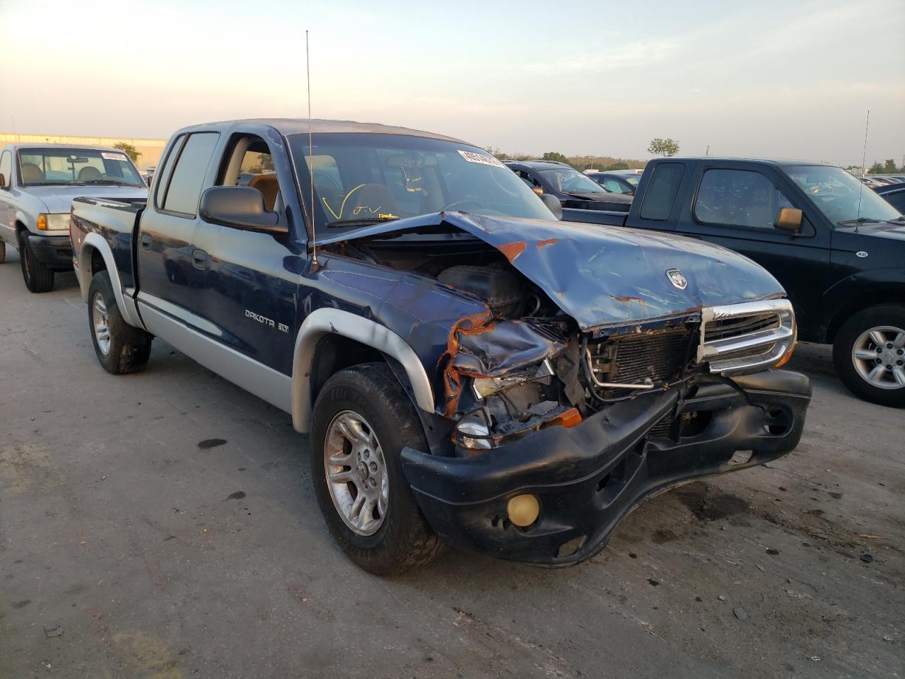 DODGE DAKOTA QUA 2002 with VIN 1B7HL48N22S604240 - Photo from auction
