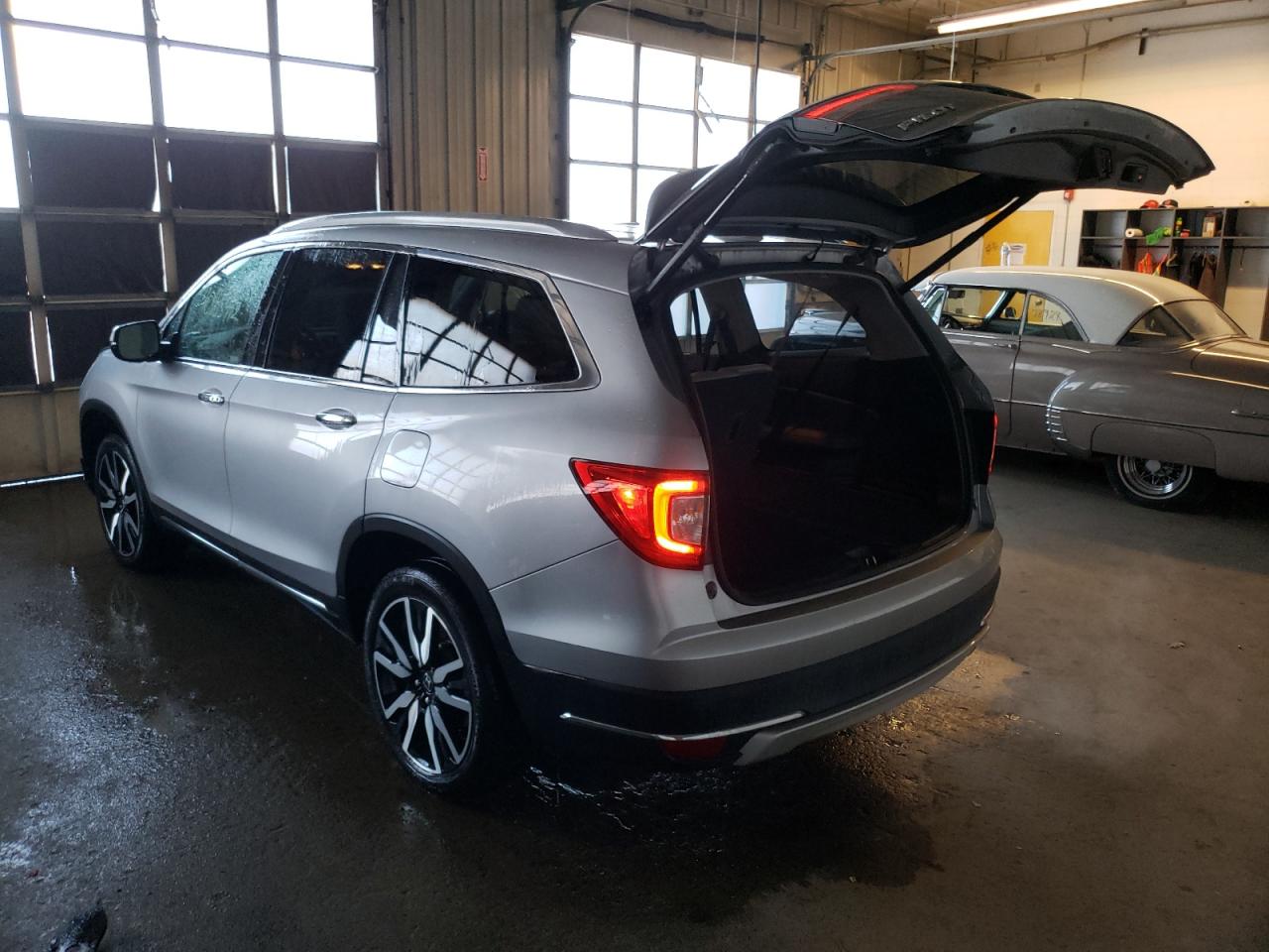 Photo 3 from auction – 2019 HONDA PILOT TOUR with VIN 5FNYF6H96KB045844