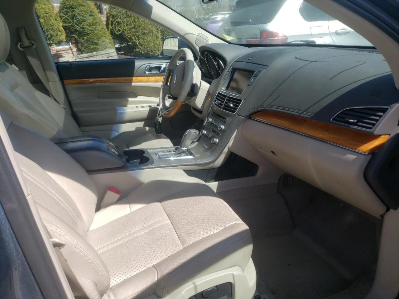 Zdjęcie 5 z aukcji – 2010 LINCOLN MKT z VIN 2LMHJ5AR3ABJ20532