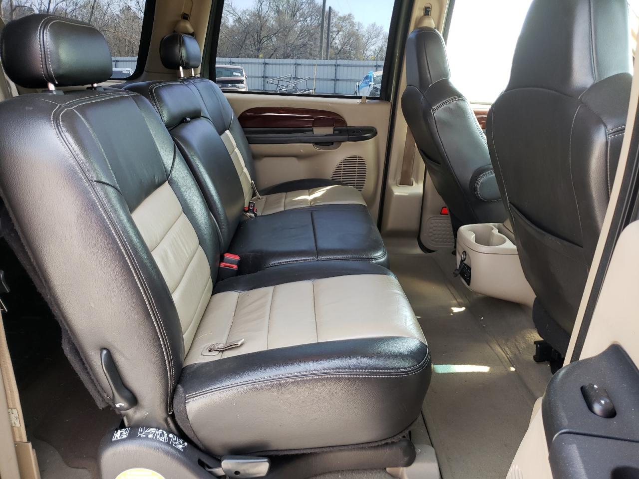 Photo 6 from auction – 2005 FORD EXCURSION with VIN 1FMSU45P45EA57592