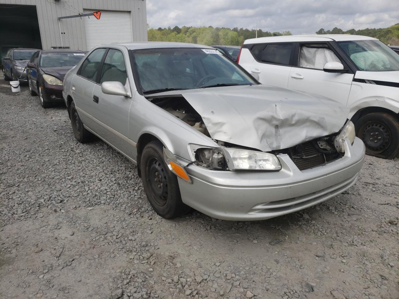 TOYOTA CAMRY CE 2000 with VIN 4T1BG22K6YU696684 - Photo from auction
