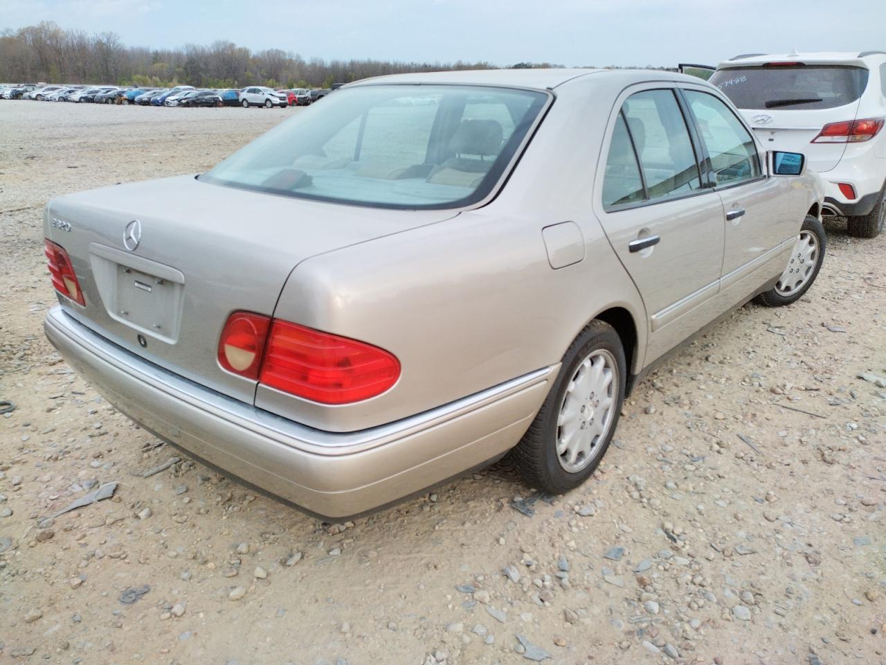 Photo 4 from auction – 1998 MERCEDES-BENZ E 320 with VIN WDBJF65F0WA468296