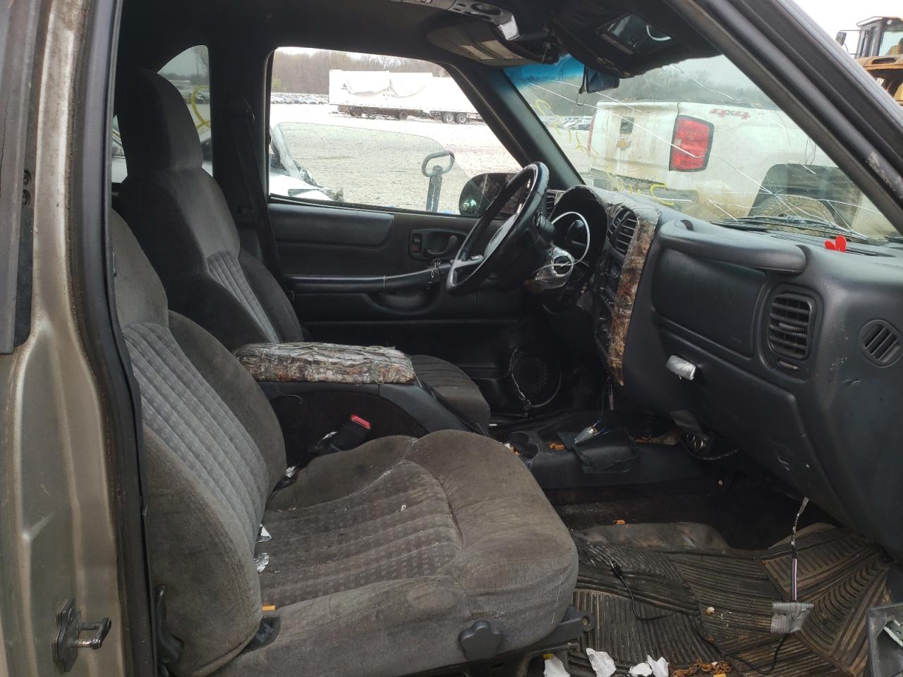 Photo 5 from auction – 2001 CHEVROLET BLAZER with VIN 1GNCS18W81K259838