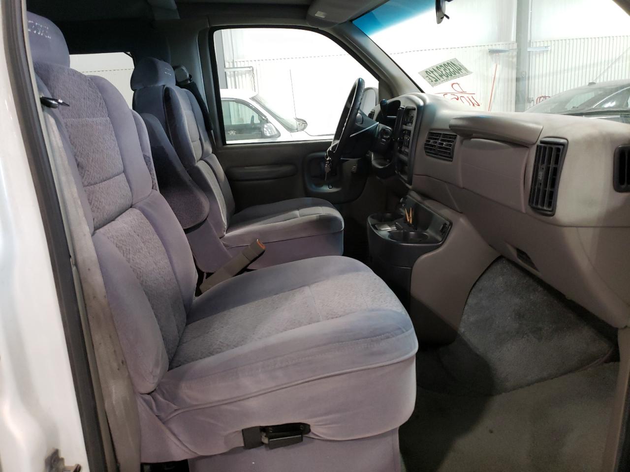 Photo 5 from auction – 2000 CHEVROLET EXPRESS G1 with VIN 1GBFG15R6Y1214052