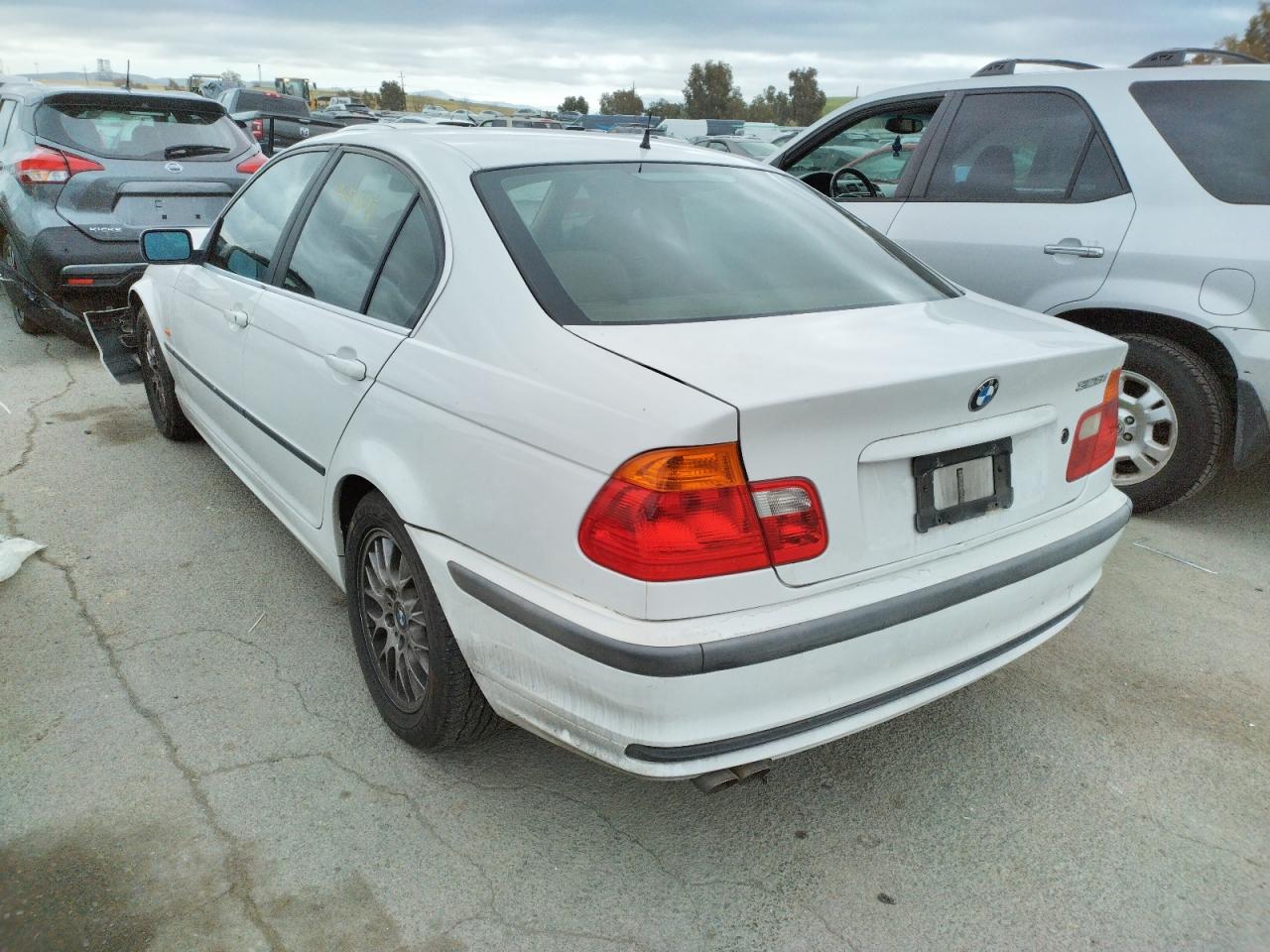 Photo 3 from auction – 2000 BMW 328 I with VIN WBAAM5349YFR20204