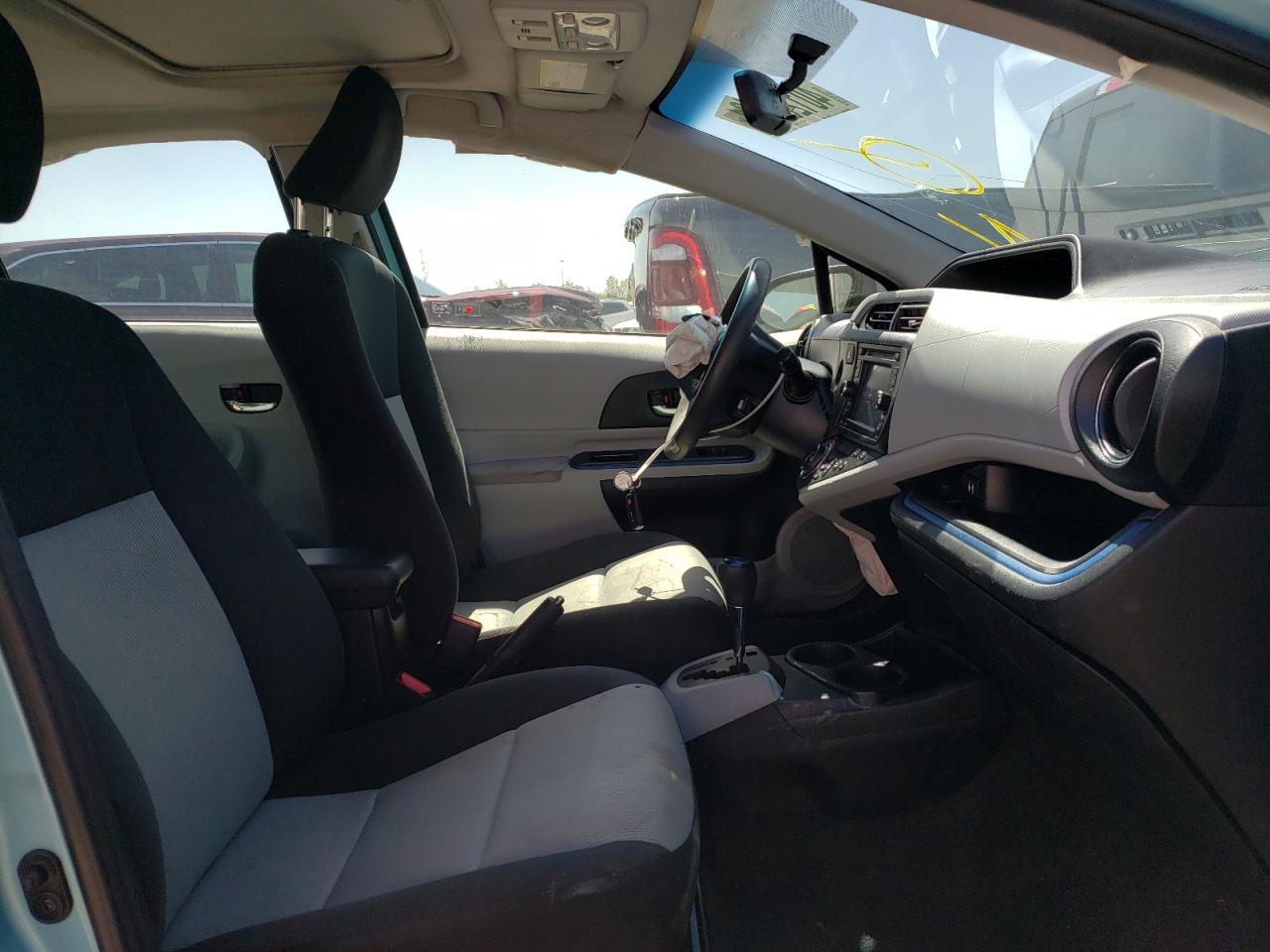 Photo 5 from auction – 2012 TOYOTA PRIUS C with VIN JTDKDTB36C1012173