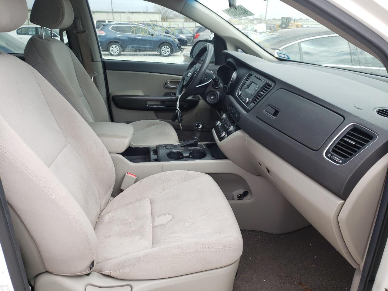 Photo 5 from auction – 2015 KIA SEDONA L with VIN KNDMA5C10F6048376