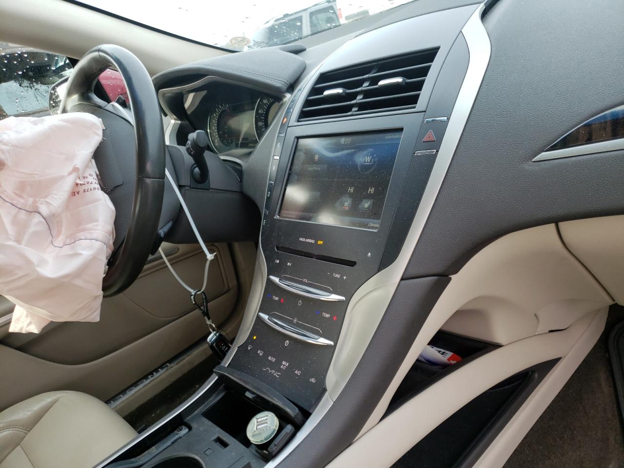 Photo 9 from auction – 2016 LINCOLN MKZ with VIN 3LN6L2J93GR630451
