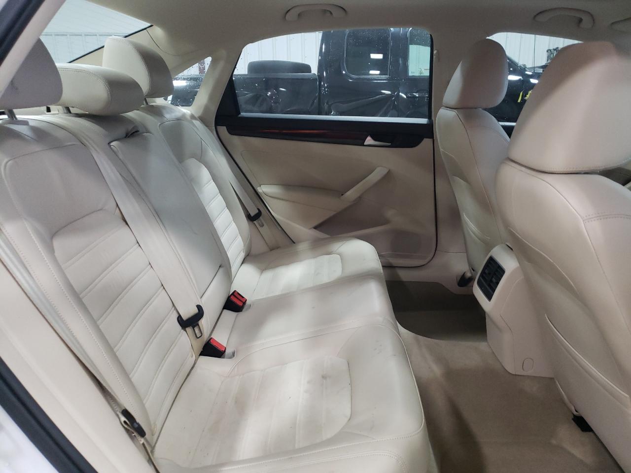Photo 6 from auction – 2015 VOLKSWAGEN PASSAT SEL with VIN 1VWCT7A30FC049466