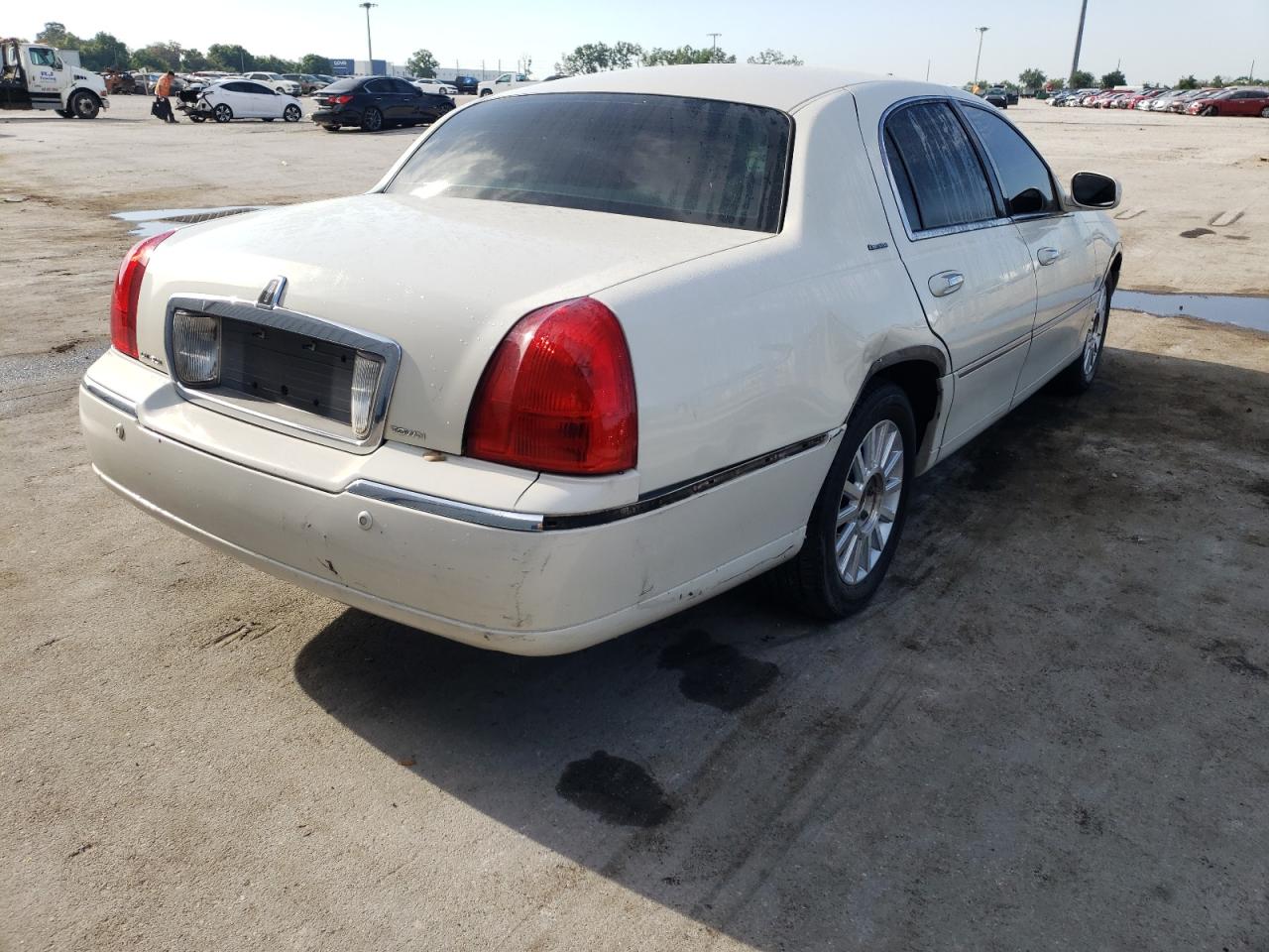 Photo 9 from auction – 2003 LINCOLN TOWN CAR E with VIN 1LNHM81W83Y653945