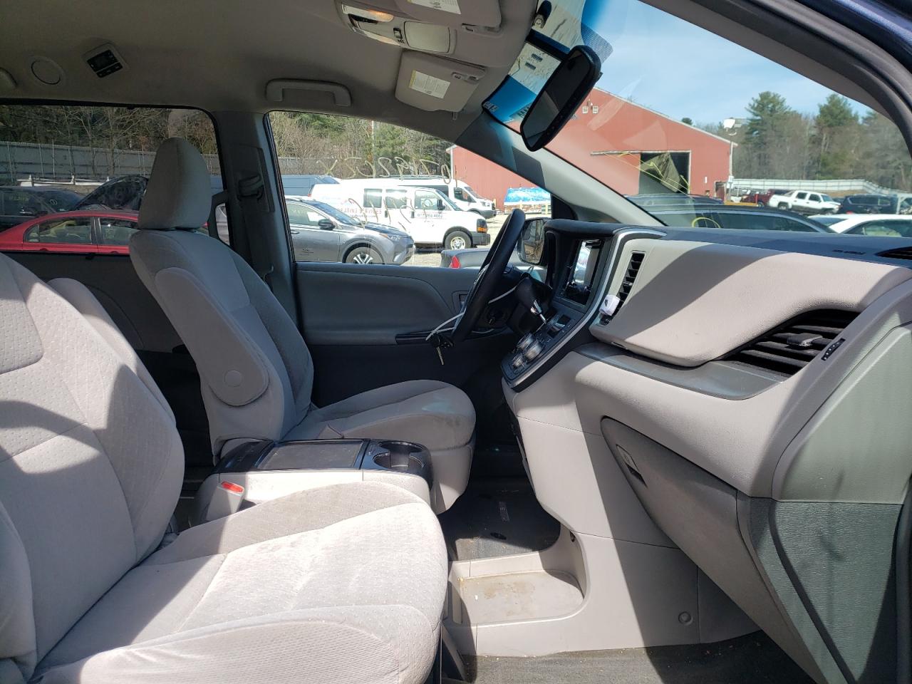 Photo 5 from auction – 2015 TOYOTA SIENNA LE with VIN 5TDKK3DC8FS626409