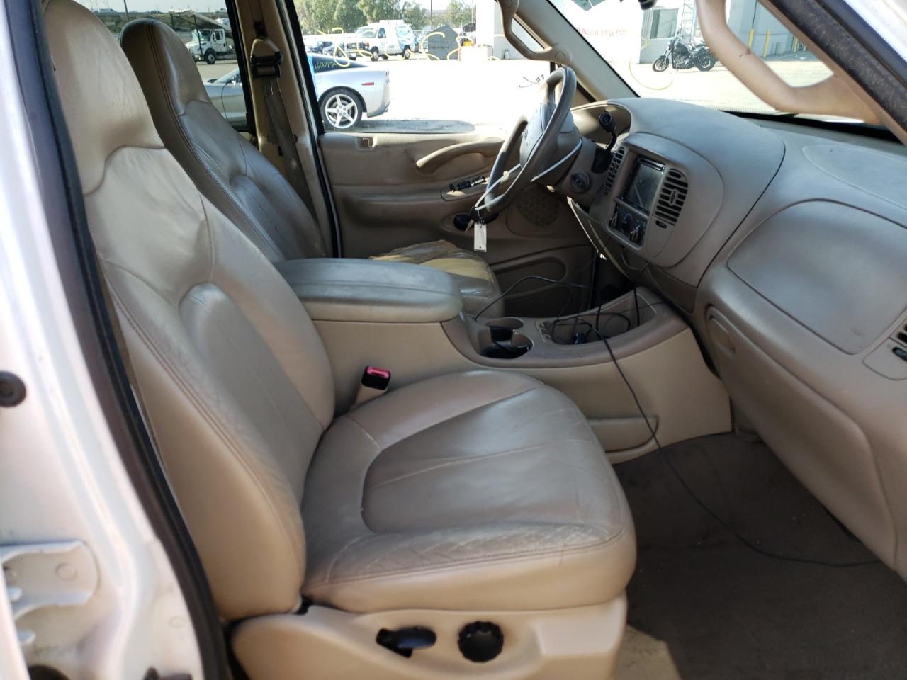 صورة رقم 5 من المزاد - 2000 FORD EXPEDITION مع VIN 1FMRU1566YLA70056