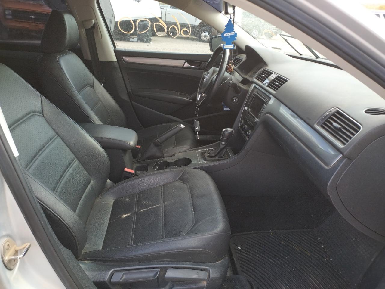 Photo 5 from auction – 2015 VOLKSWAGEN PASSAT S with VIN 1VWAT7A36FC057580