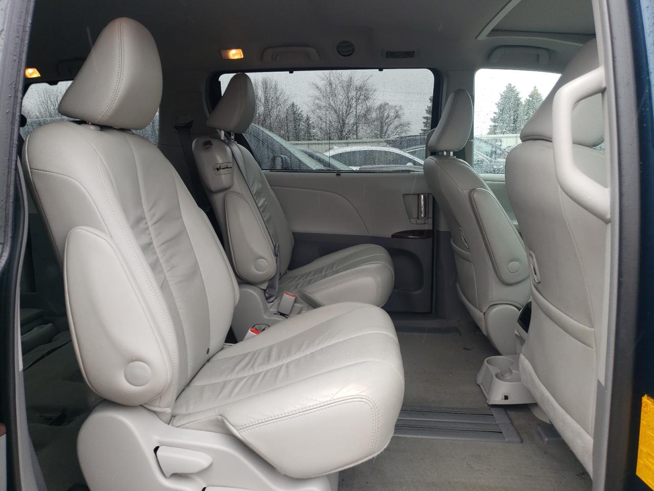 Photo 6 from auction – 2011 TOYOTA SIENNA XLE with VIN 5TDYK3DC5BS148972