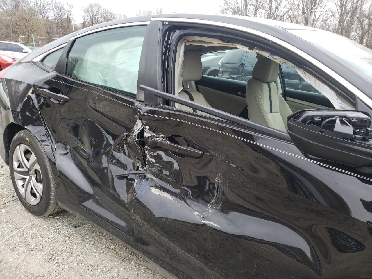 Photo 9 from auction – 2017 HONDA CIVIC LX with VIN 19XFC2F56HE014021