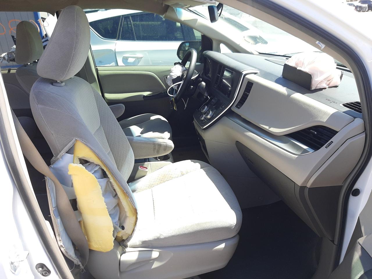 Photo 5 from auction – 2015 TOYOTA SIENNA LE with VIN 5TDJK3DC9FS108952