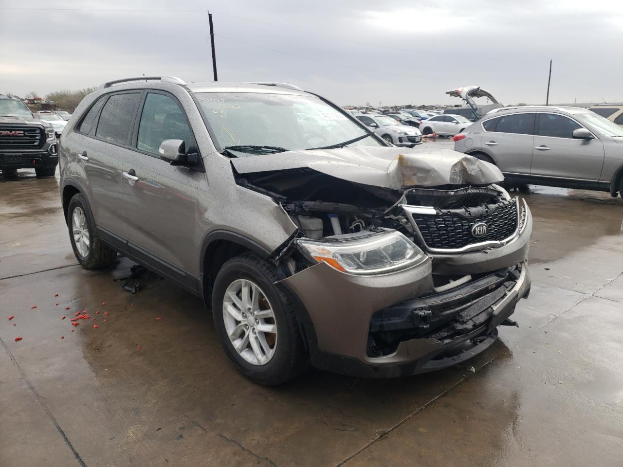 KIA SORENTO LX 2015 with VIN 5XYKT4A67FG615433 - Photo from auction