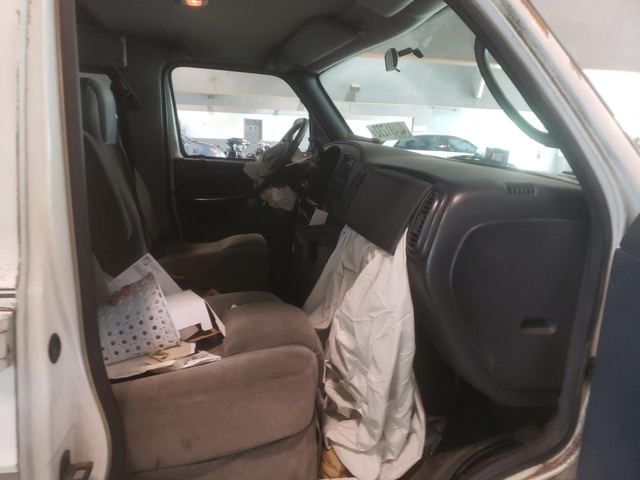Photo 5 from auction – 2001 DODGE RAM VAN with VIN 2B6HB11Y71K557001