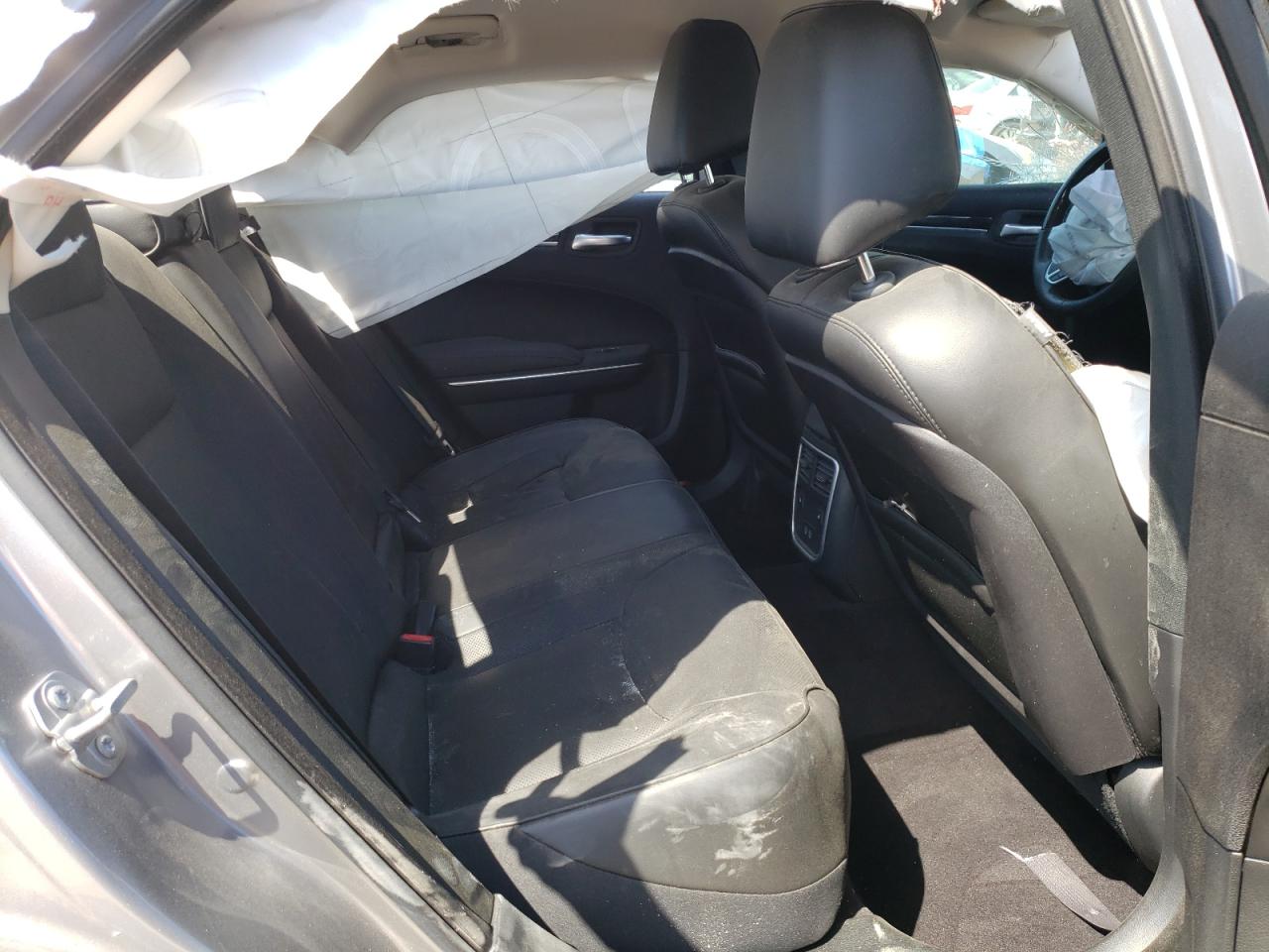 Photo 6 from auction – 2018 CHRYSLER 300 LIMITE with VIN 2C3CCAEG1JH140429