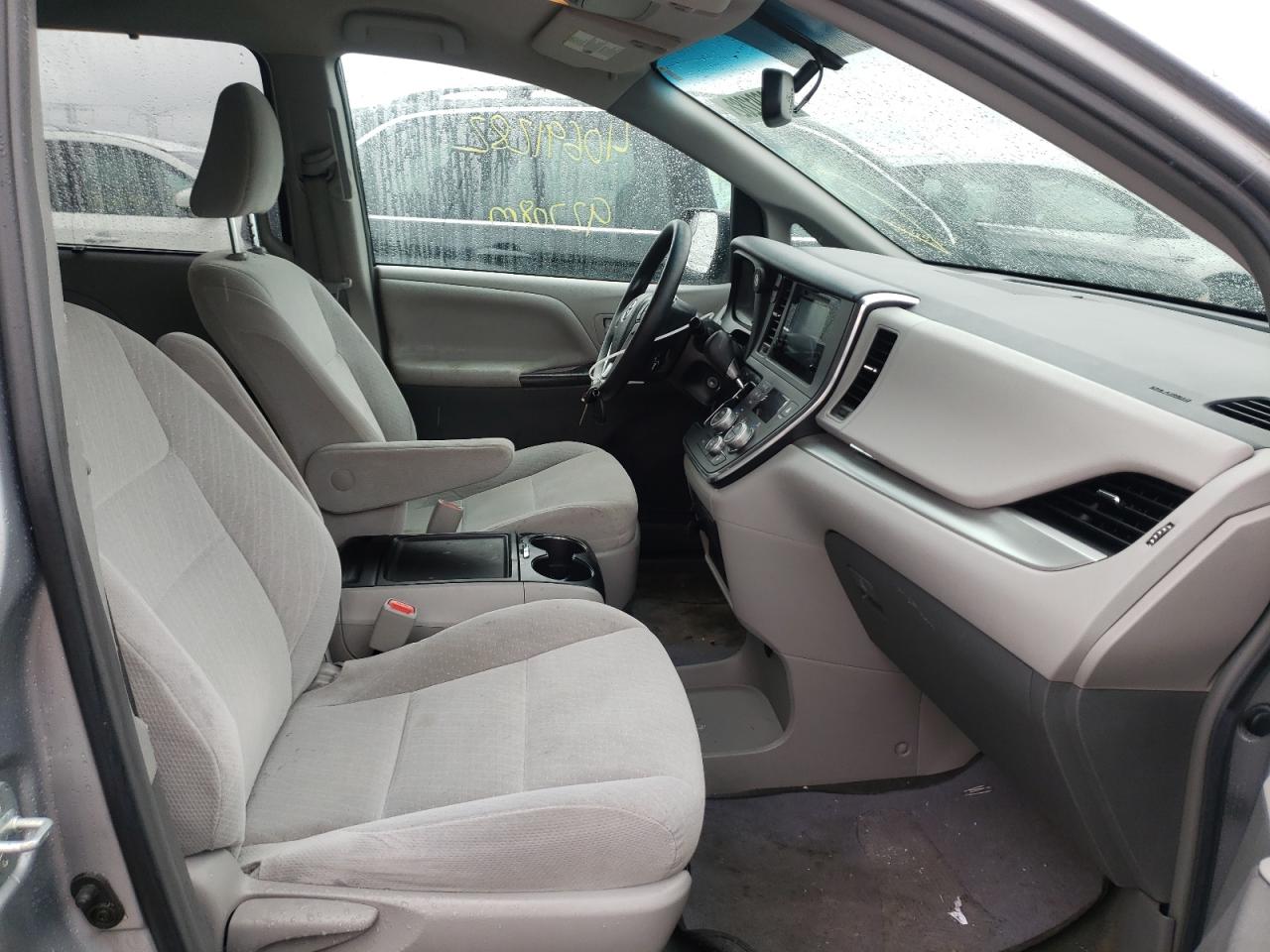 Photo 5 from auction – 2017 TOYOTA SIENNA LE with VIN 5TDKZ3DC1HS824697