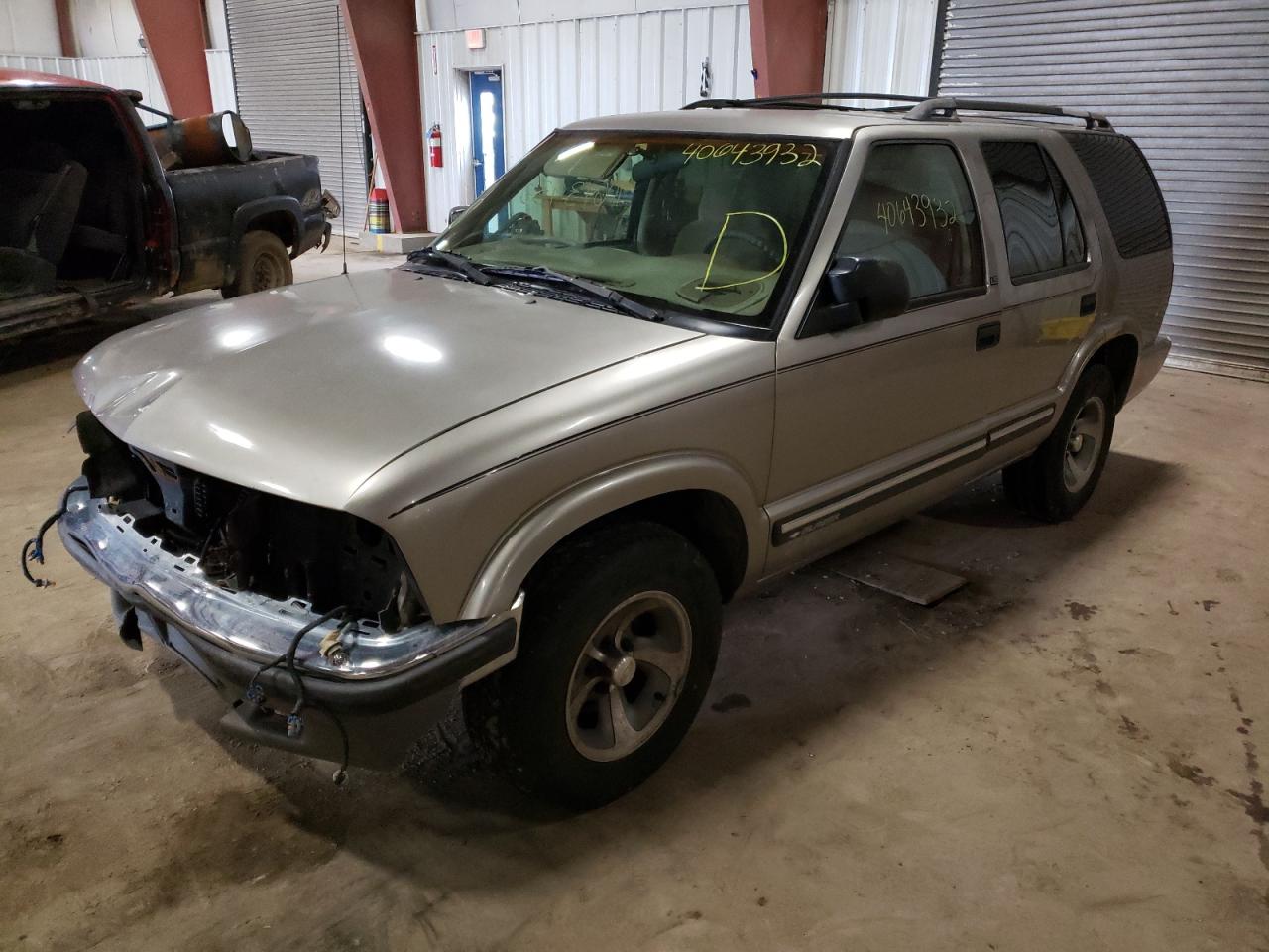 Photo 2 from auction – 2000 CHEVROLET BLAZER with VIN 1GNCS13W1Y2155418