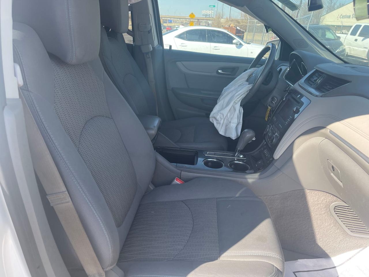 Photo 5 from auction – 2015 CHEVROLET TRAVERSE L with VIN 1GNKRHKD5FJ133196
