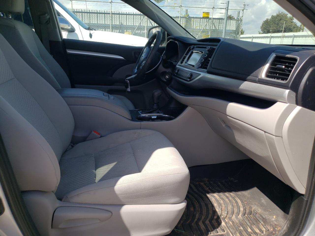 Photo 5 from auction – 2019 TOYOTA HIGHLANDER with VIN 5TDBZRFH8KS724907