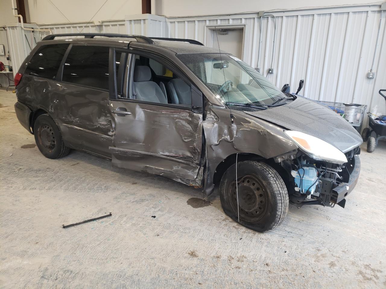TOYOTA SIENNA CE 2004 with VIN 5TDZA23CX4S122809 - Photo from auction
