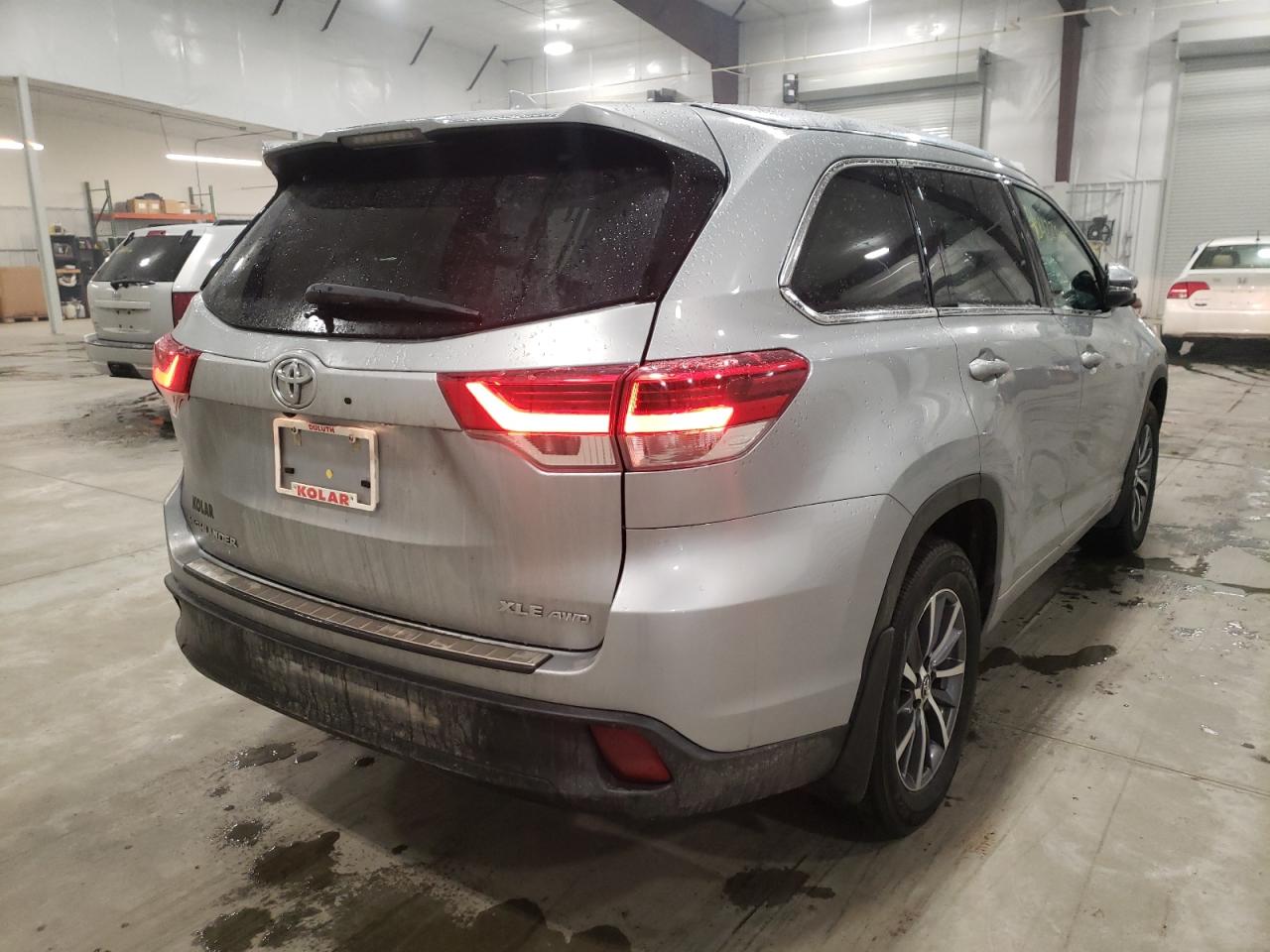Photo 4 from auction – 2018 TOYOTA HIGHLANDER with VIN 5TDJZRFH5JS877710
