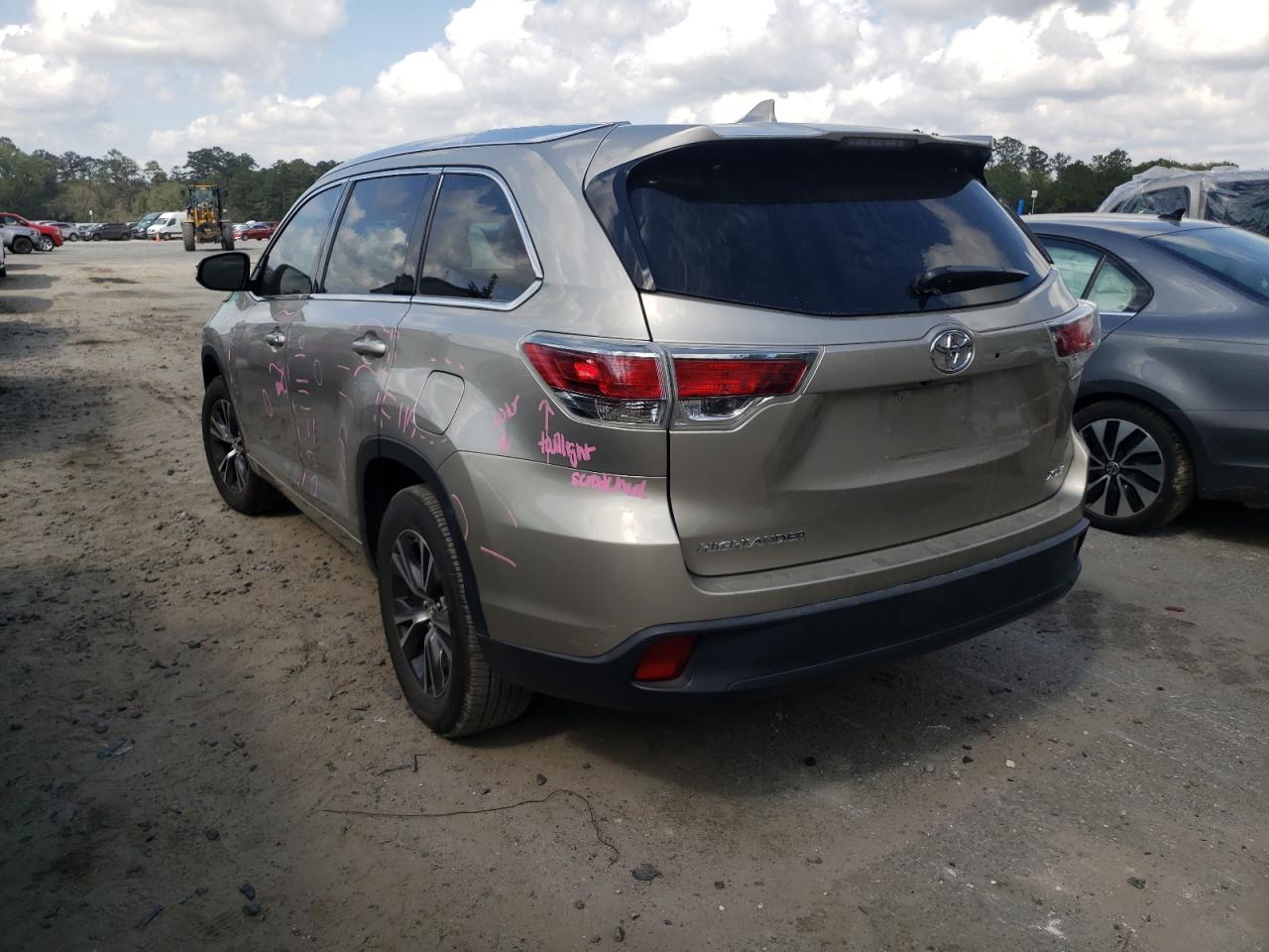 Photo 3 from auction – 2016 TOYOTA HIGHLANDER with VIN 5TDKKRFHXGS127981