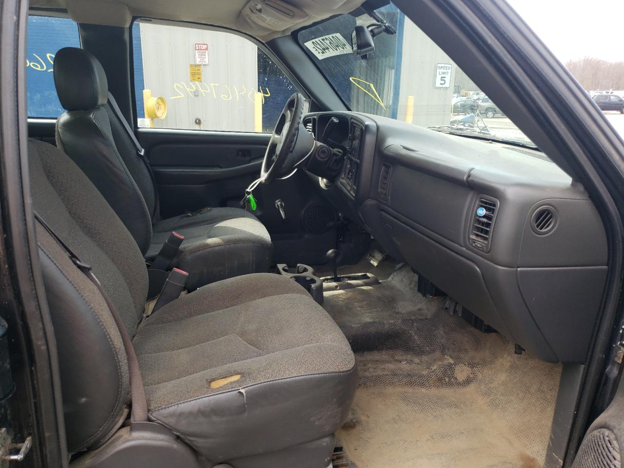 Photo 5 from auction – 2004 CHEVROLET SILVERADO with VIN 2GCEK19T941410633
