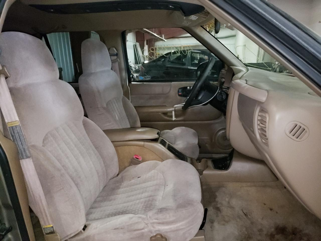 Photo 5 from auction – 2000 CHEVROLET BLAZER with VIN 1GNCS13W1Y2155418