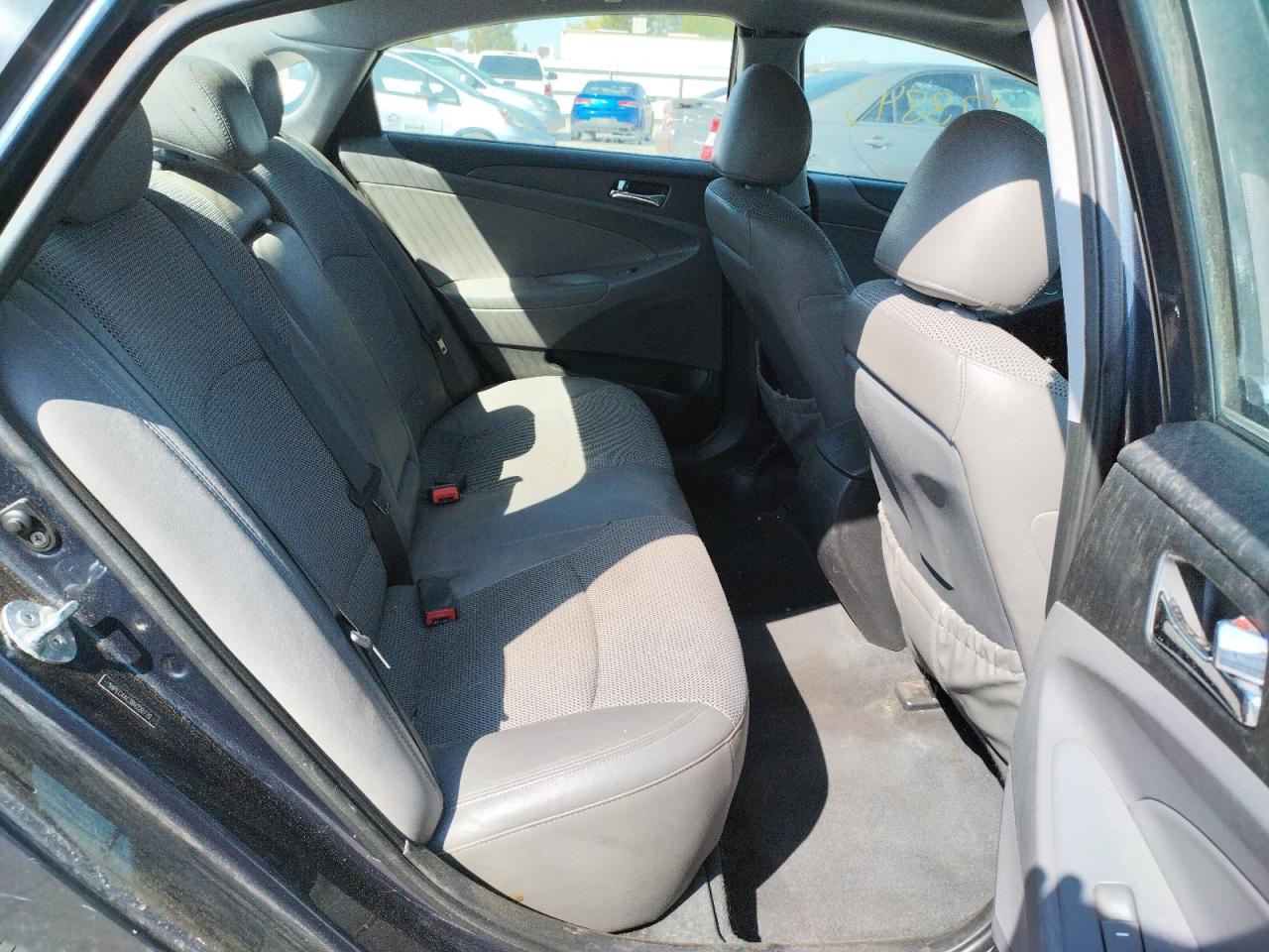 Photo 6 from auction – 2011 HYUNDAI SONATA with VIN 5NPEC4AC3BH220770