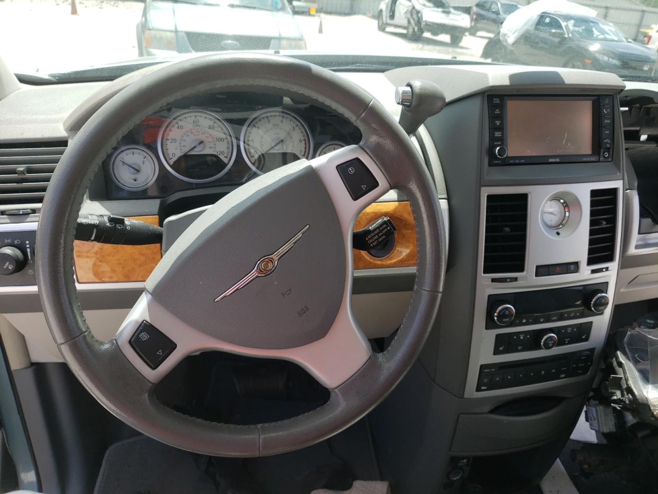 Photo 9 from auction – 2009 CHRYSLER TOWN AND C with VIN 2A8HR64X69R565450