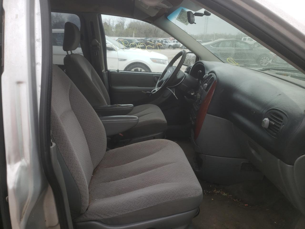 Photo 5 from auction – 2006 CHRYSLER TOWN & COU with VIN 1A4GP45RX6B702827