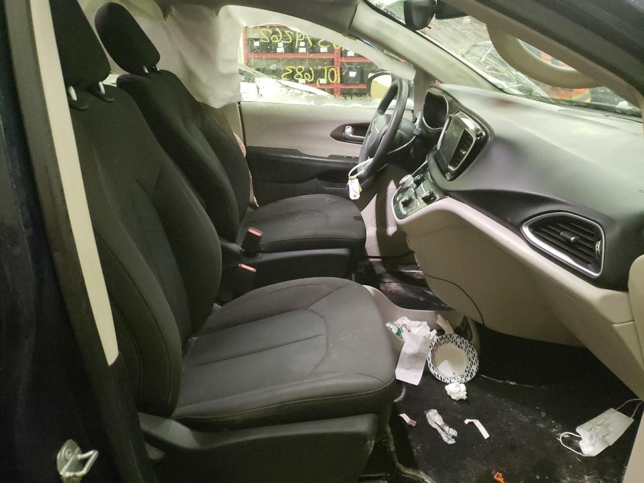 Photo 5 from auction – 2017 CHRYSLER PACIFICA T with VIN 2C4RC1DGXHR770610