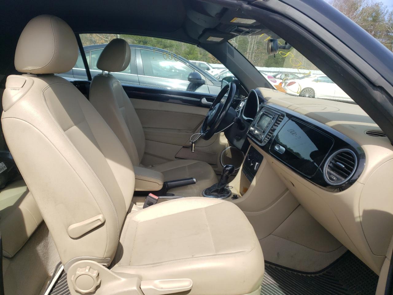 Photo 5 from auction – 2013 VOLKSWAGEN BEETLE with VIN 3VW5P7AT4DM829138