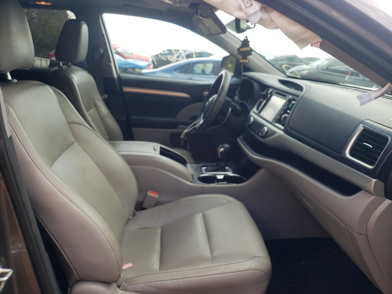 Photo 5 from auction – 2016 TOYOTA HIGHLANDER with VIN 5TDKKRFH5GS164596