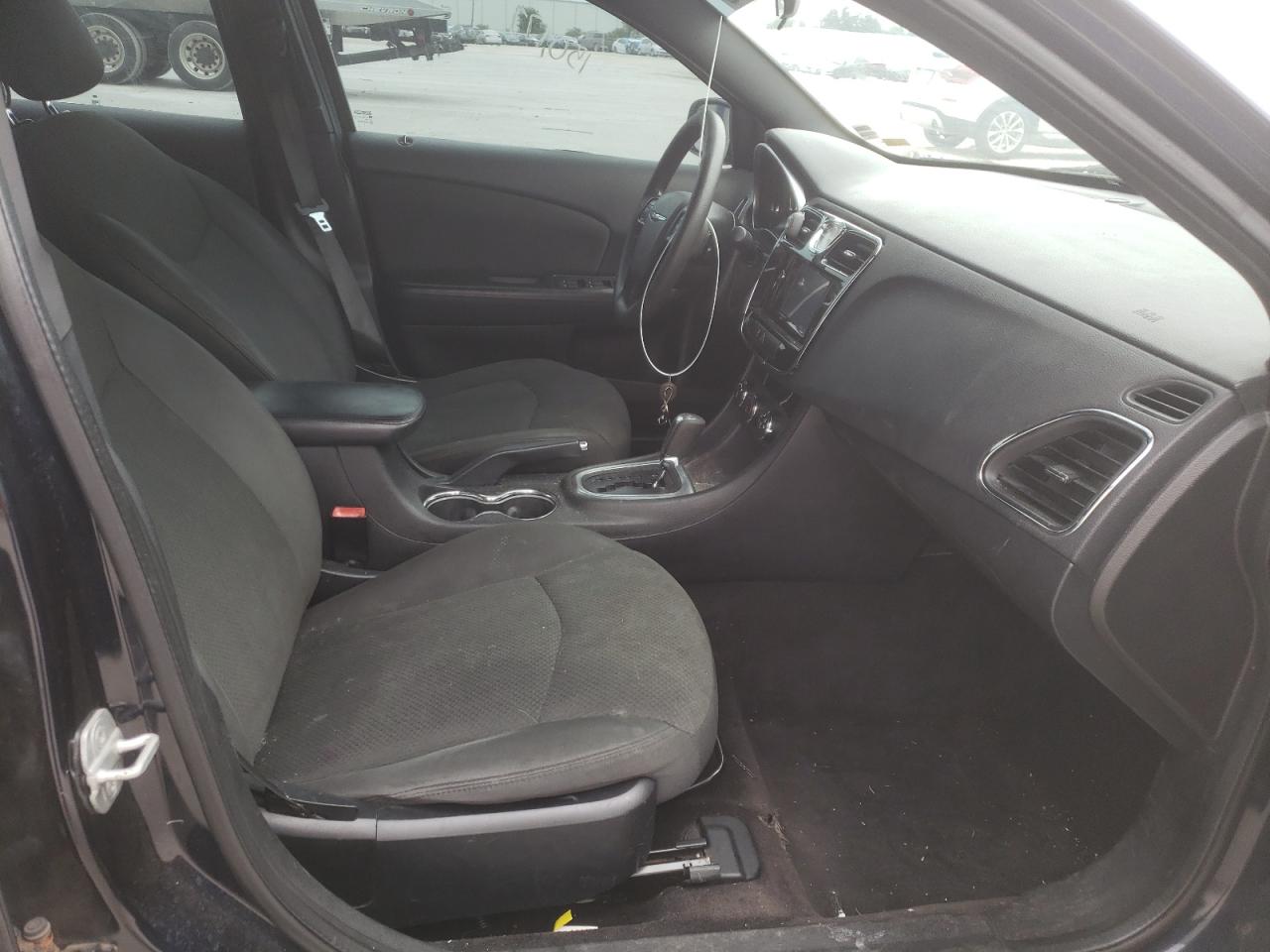 Photo 5 from auction – 2011 CHRYSLER 200 LX with VIN 1C3BC4FB1BN595273