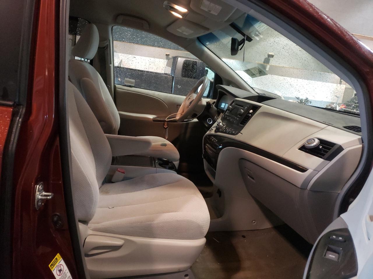 Photo 5 from auction – 2013 TOYOTA SIENNA LE with VIN 5TDKK3DC4DS312950