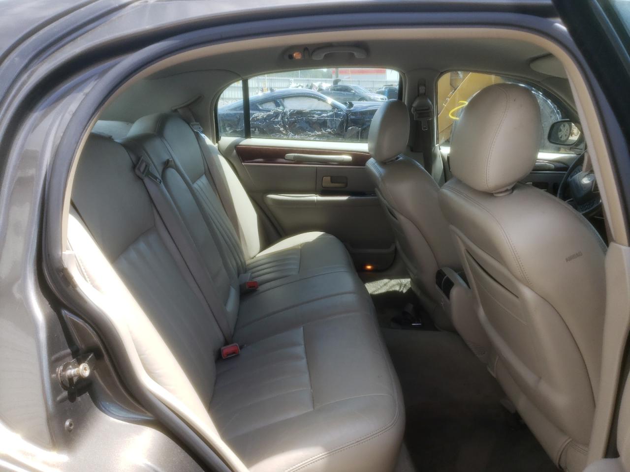 Photo 6 from auction – 2004 LINCOLN TOWN CAR E with VIN 1LNHM81W74Y649211