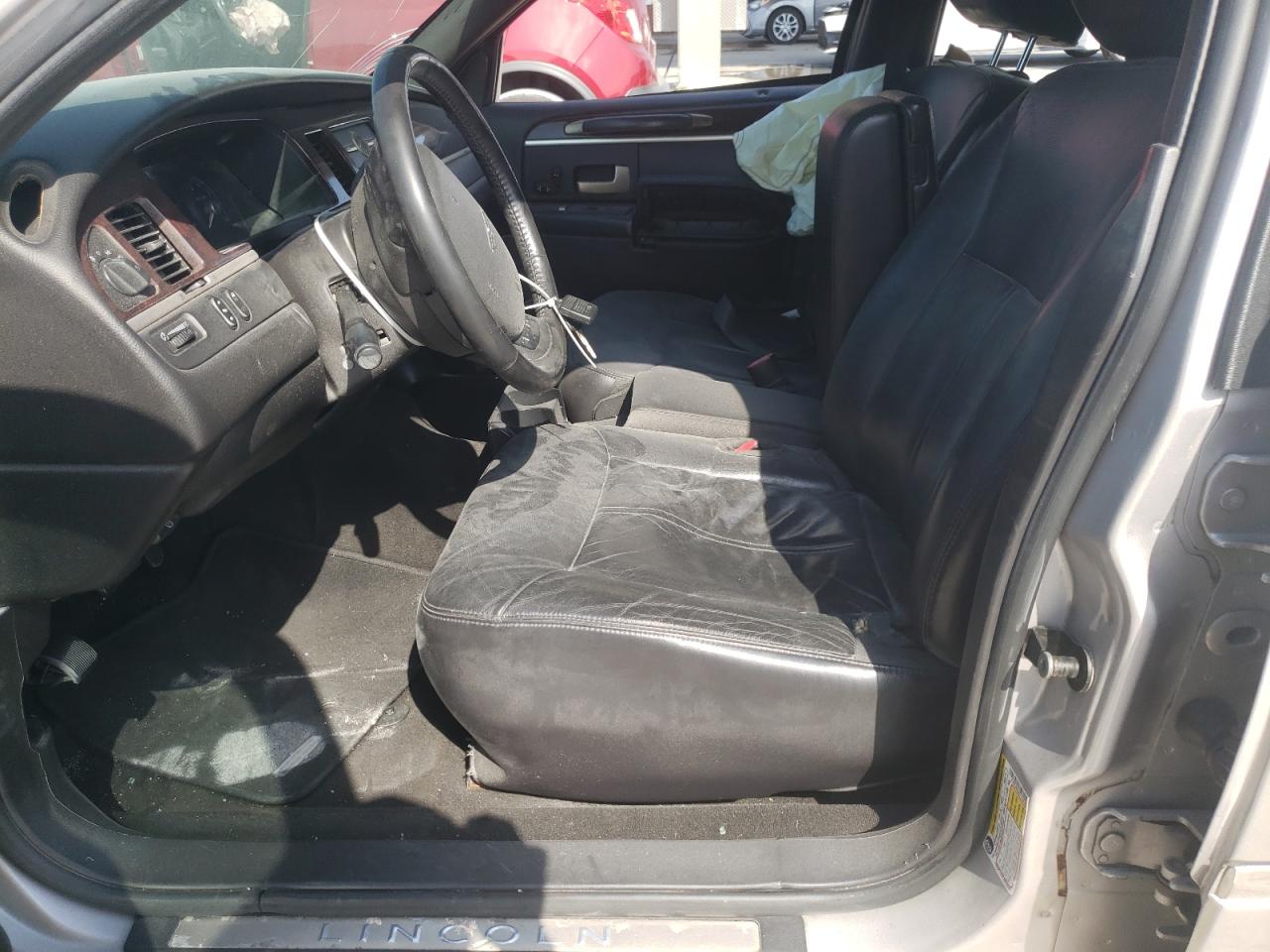 Photo 5 from auction – 2011 LINCOLN TOWN CAR E with VIN 2LNBL8EV0BX762926