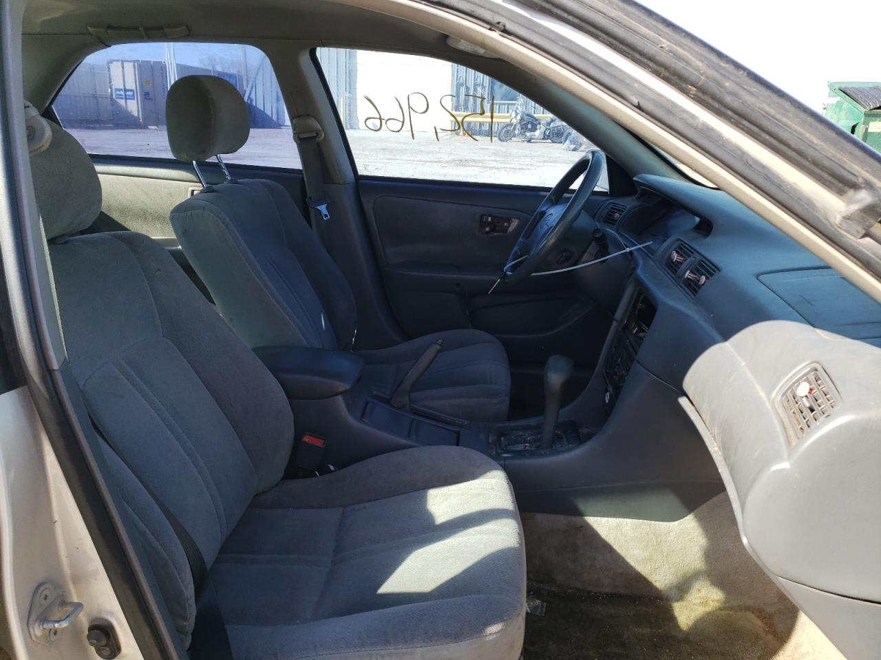 Photo 5 from auction – 2001 TOYOTA CAMRY CE with VIN 4T1BG22K81U022784