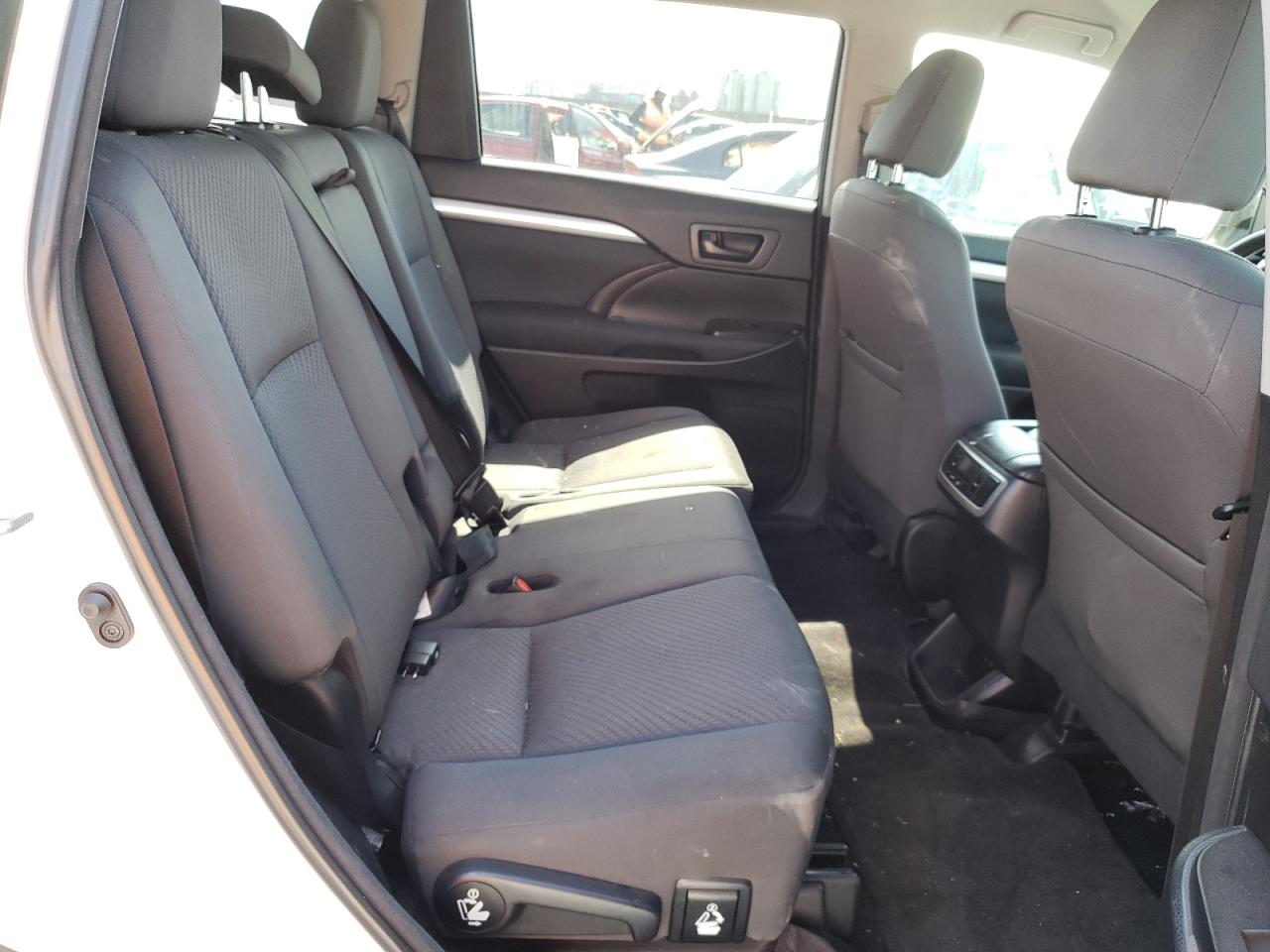 Photo 6 from auction – 2018 TOYOTA HIGHLANDER with VIN 5TDZZRFH6JS252137