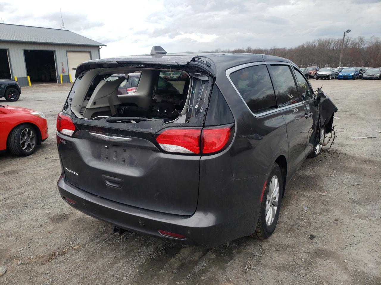 Photo 4 from auction – 2017 CHRYSLER PACIFICA L with VIN 2C4RC1DG6HR588290