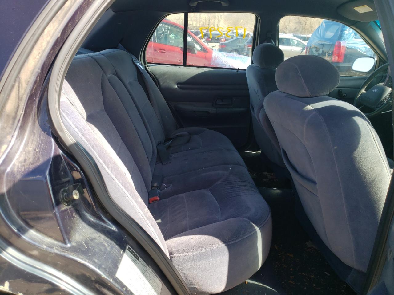 Photo 6 from auction – 2001 FORD CROWN VICT with VIN 2FAFP74W91X142580